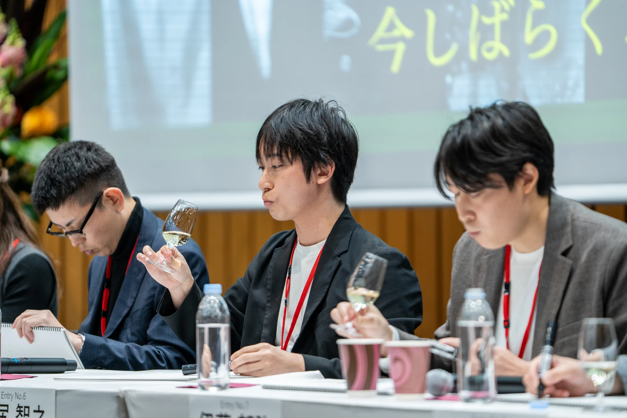 同じワインを前にテイスティングに集中する出場者たち