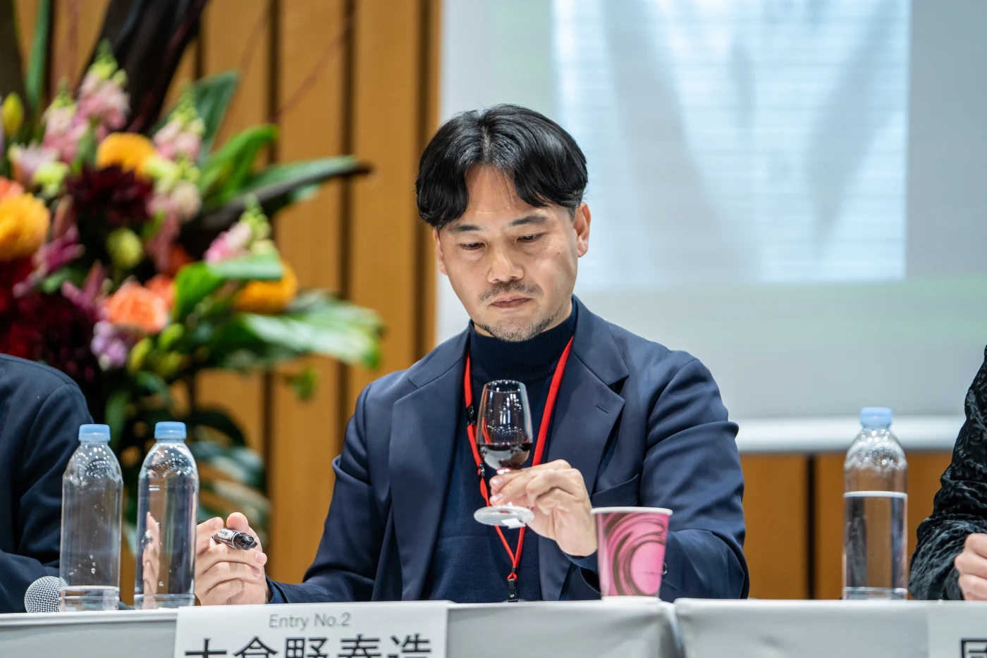 赤ワインをテイスティングする大倉野泰造氏