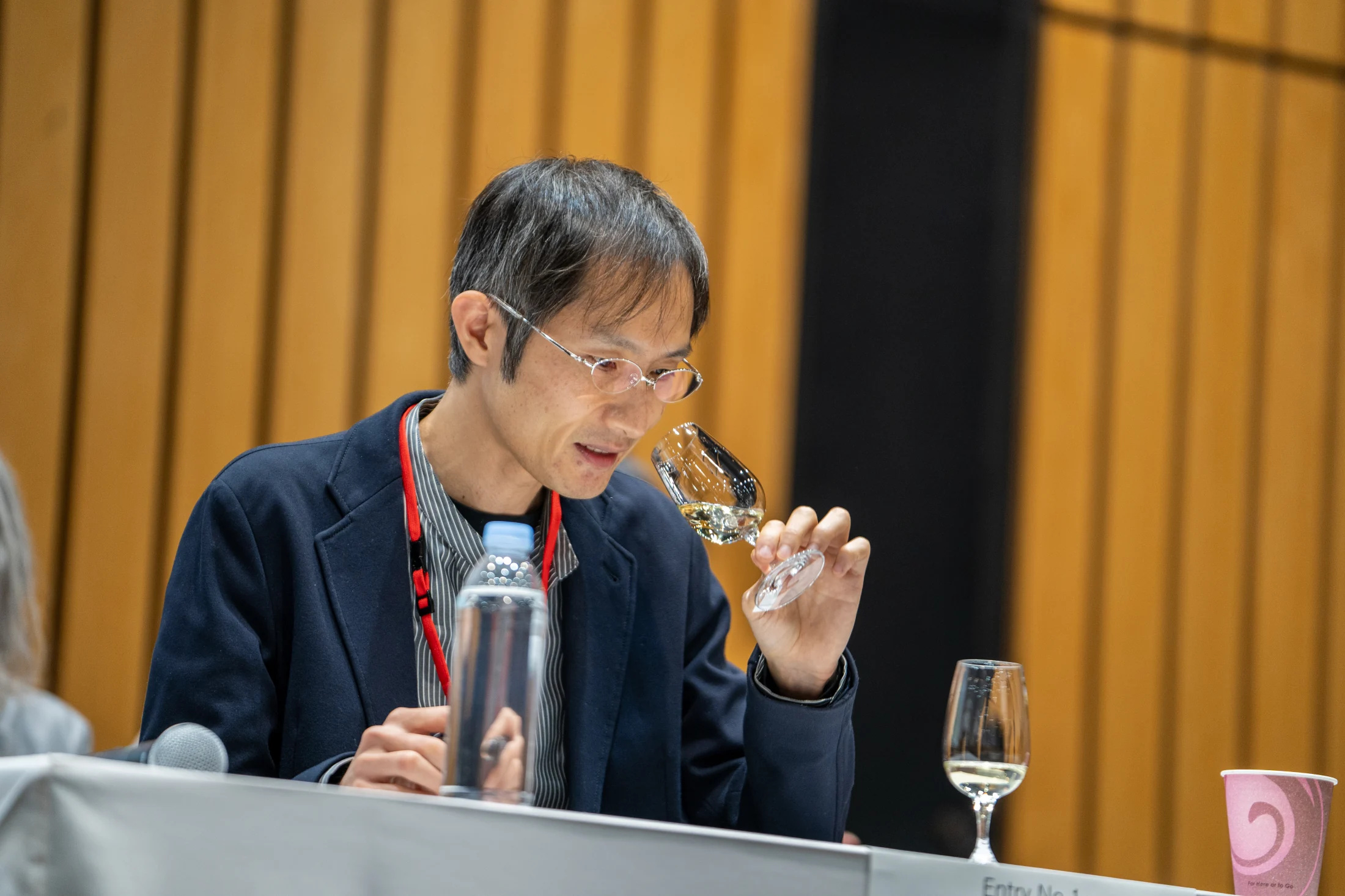 ワインの香りを確かめる片山正樹氏