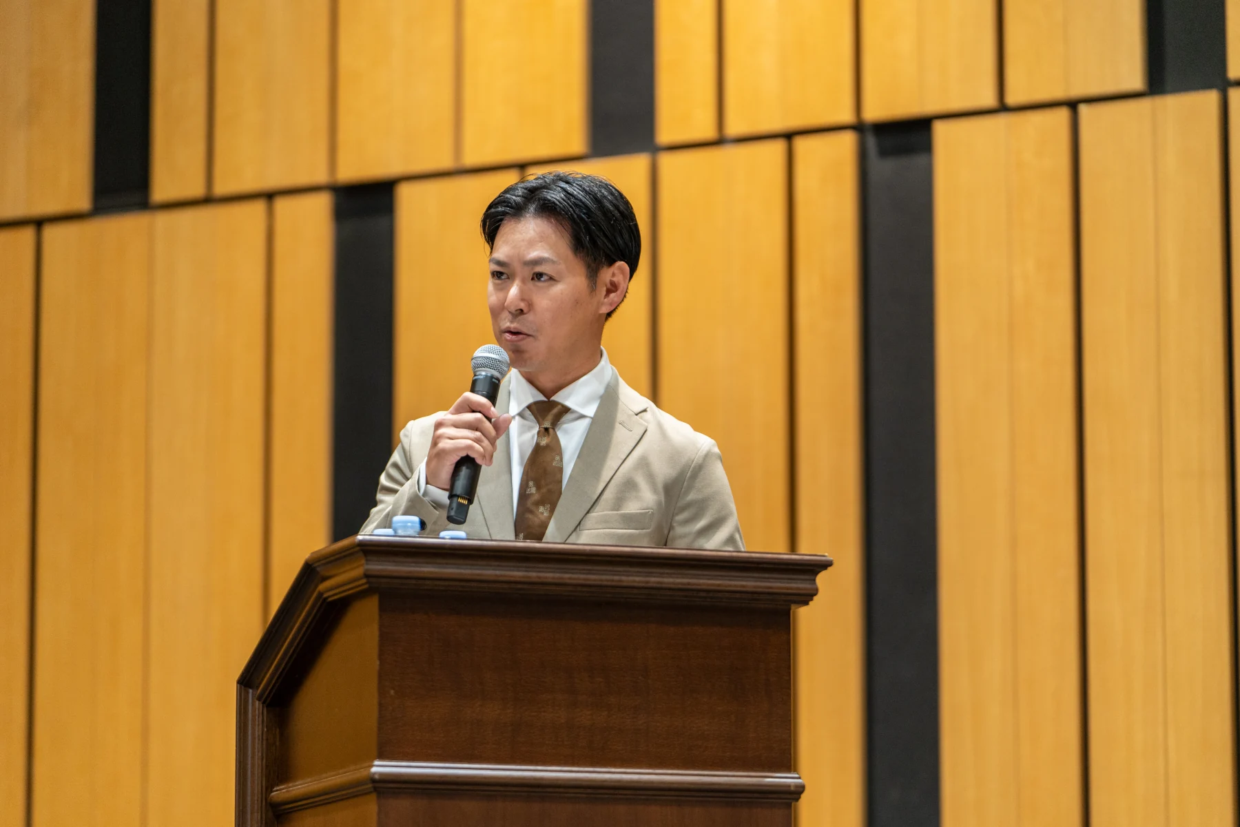 マイクを手に大会を進行する司会の井黒卓氏